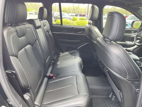 Used 2024 Jeep Grand Cherokee Limited w/ Luxury Tech Group II image 39