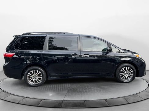 Used 2019 Toyota Sienna XLE image 3