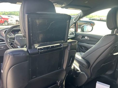 New 2026 Chrysler Pacifica Select image 32