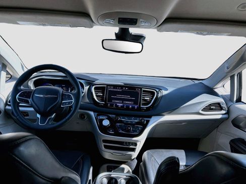 Used 2023 Chrysler Pacifica Touring-L FWD image 18