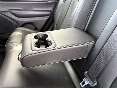 Certified 2025 Jeep Grand Cherokee Altitude image 12