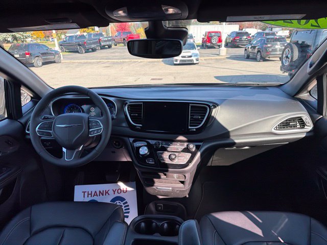 Used 2026 Chrysler Pacifica Select FWD image 15