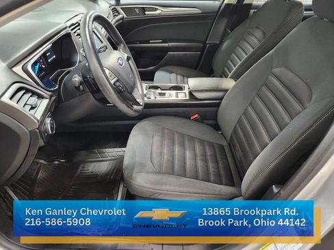 Used 2017 Ford Fusion SE w/ Fusion SE Technology Package image 10