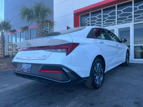 Used 2026 Hyundai Elantra Hybrid image 4