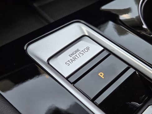 Used 2024 Volkswagen Atlas SE image 23