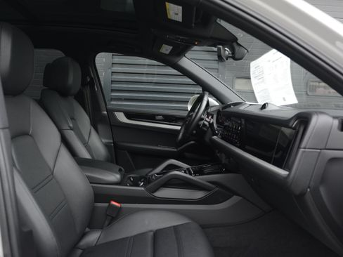 Certified 2025 Porsche Cayenne S AWD/4WD image 26