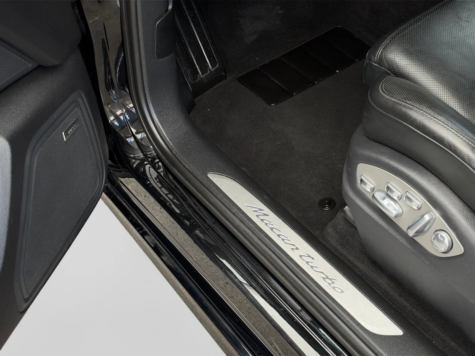 Used 2015 Porsche Macan Turbo AWD/4WD image 11