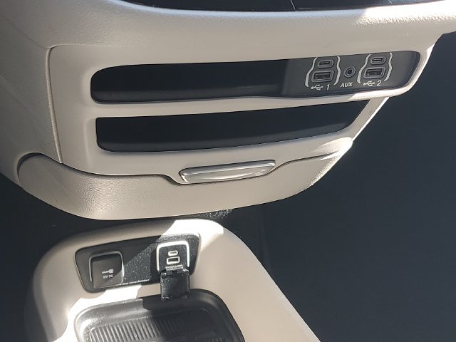 Used 2021 Chrysler Pacifica Touring-L FWD image 6