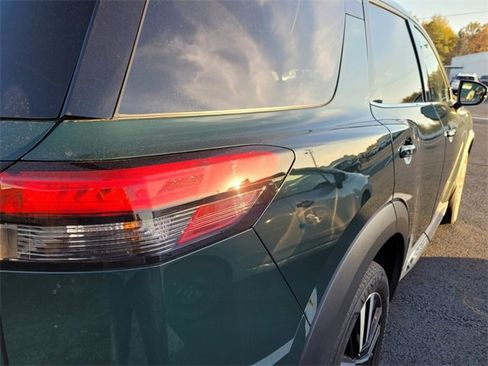 Used 2024 Nissan Pathfinder Platinum w/ Cargo Package image 7