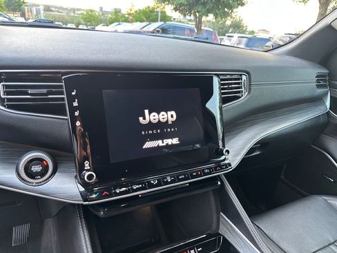 Used 2023 Jeep Wagoneer L Series II RWD image 16