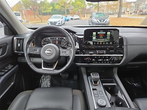 Certified 2025 Nissan Pathfinder SL image 13