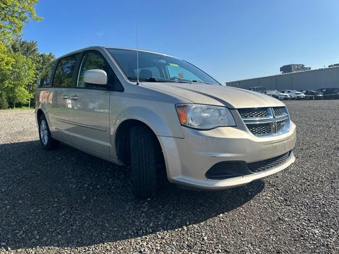 Used 2015 Dodge Grand Caravan SXT w/ Rear Park Assist Package FWD image 12