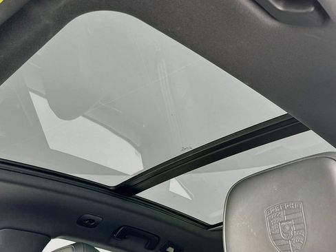 Certified 2025 Porsche Macan AWD/4WD image 23