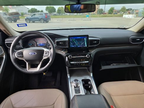 Used 2022 Ford Explorer Limited w/ Equipment Group 301A RWD image 2