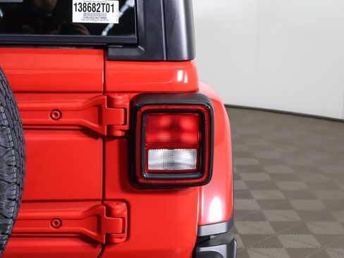 Used 2022 Jeep Wrangler Unlimited Sahara w/ Cold Weather Group AWD/4WD image 14