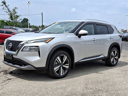 Used 2023 Nissan Rogue SL w/ SL Premium Package image 2