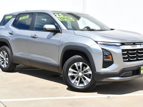 Used 2025 Chevrolet Equinox LT image 2