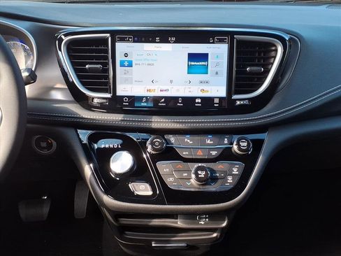 New 2026 Chrysler Pacifica Select image 9