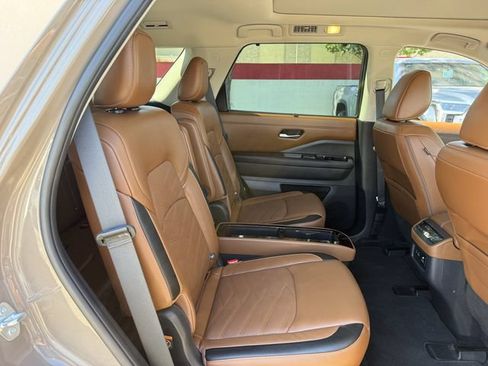Used 2024 Nissan Pathfinder Platinum w/ Lighting Package (N93) FWD image 34