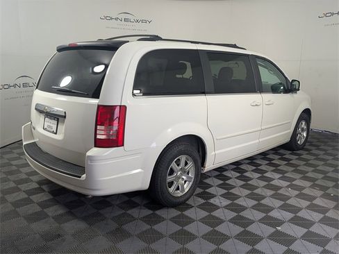 Used 2008 Chrysler Town & Country Touring image 5