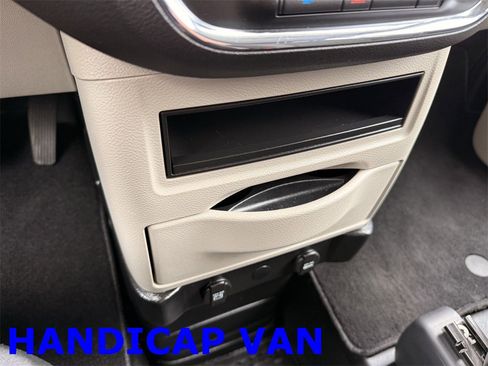Used 2019 Dodge Grand Caravan SE image 26