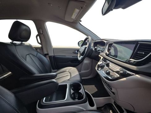 Used 2024 Chrysler Pacifica Touring-L FWD image 13