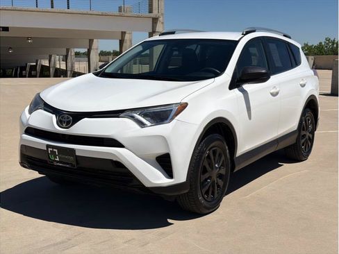 Used 2018 Toyota RAV4 LE FWD image 3