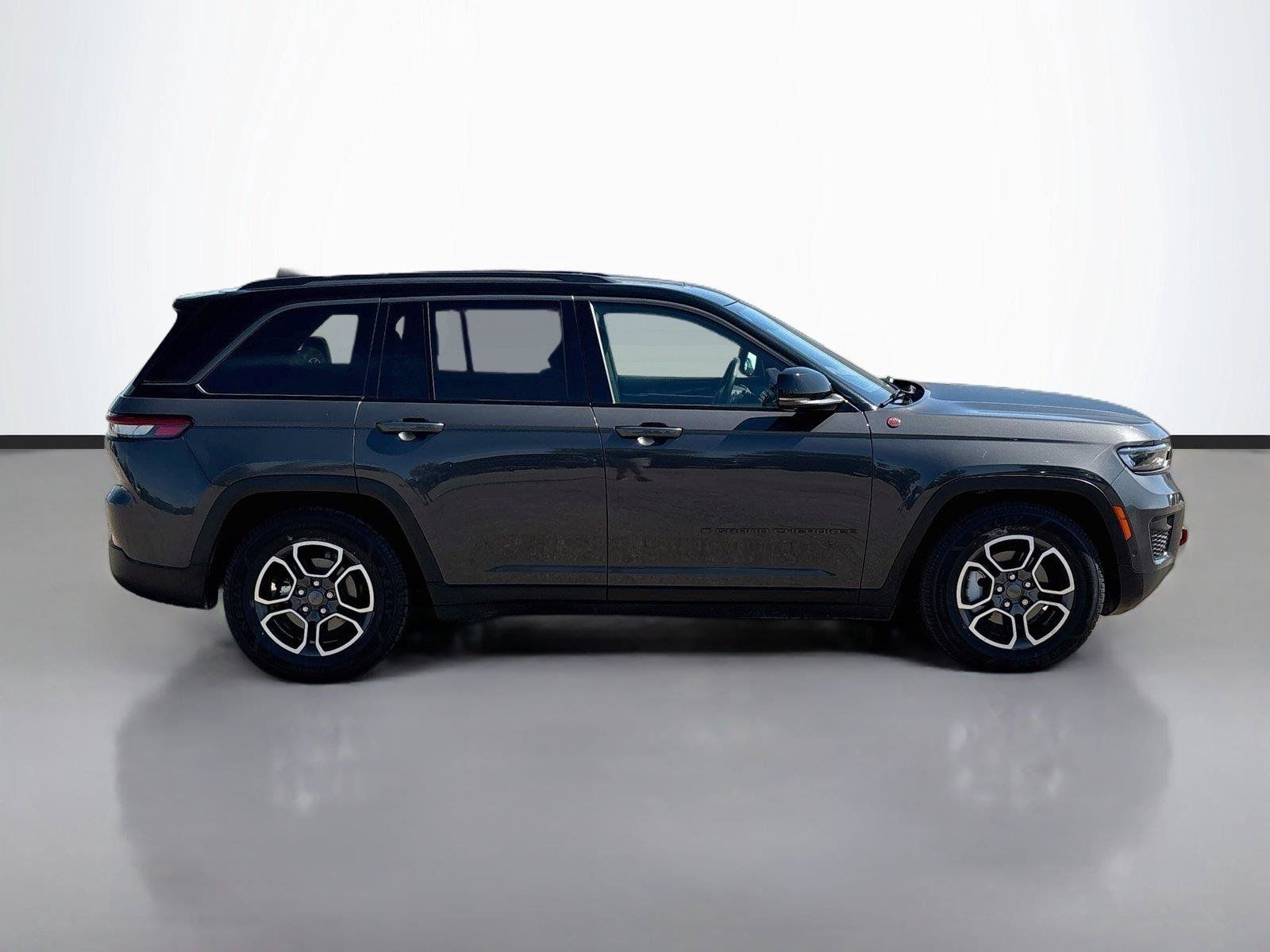 Used 2022 Jeep Grand Cherokee Trailhawk w/ ADV Protech Group II AWD/4WD image 18