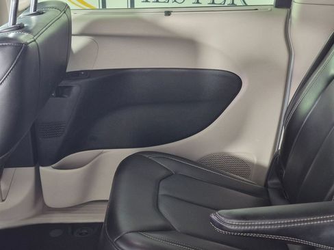 Used 2023 Chrysler Pacifica Touring-L FWD image 28