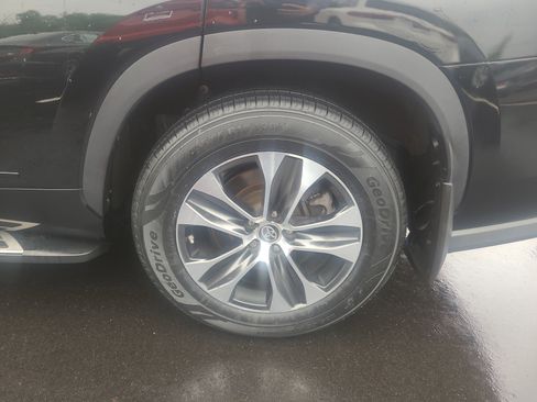 Used 2021 Toyota Highlander XLE AWD/4WD image 11