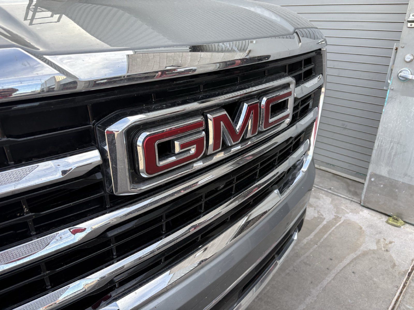 Used 2025 GMC Yukon Elevation w/ Elevation Premium Package AWD/4WD image 4