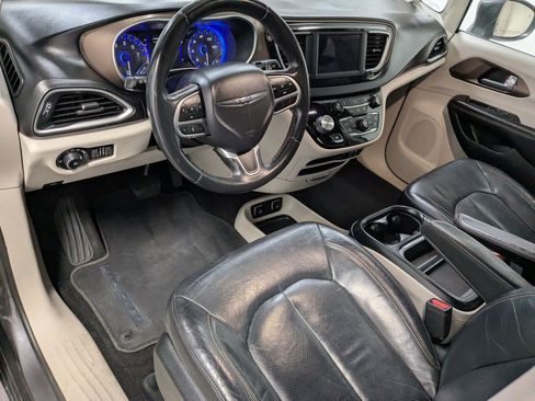Used 2018 Chrysler Pacifica Touring-L FWD image 12
