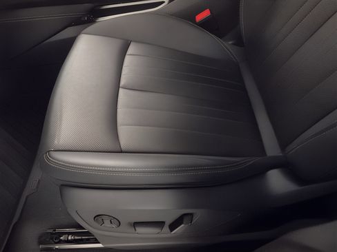 Used 2022 Audi e-tron Premium Plus image 16