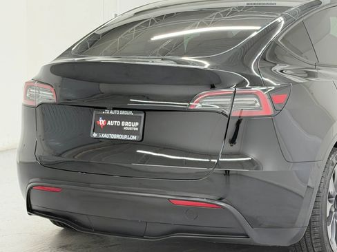 Used 2024 Tesla Model Y 2WD image 37