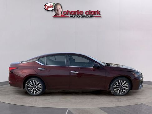 Used 2024 Nissan Altima 2.5 SV image 7