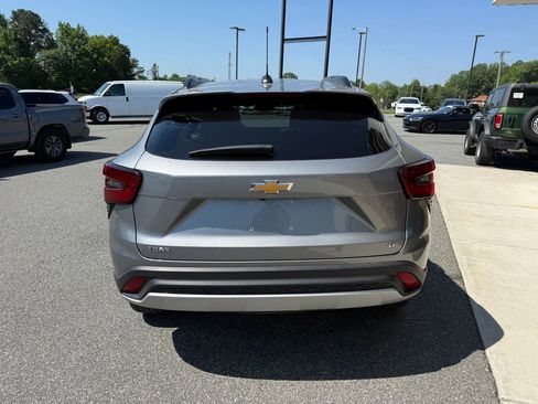 Used 2025 Chevrolet Trax LT w/ LT Convenience Package FWD image 7