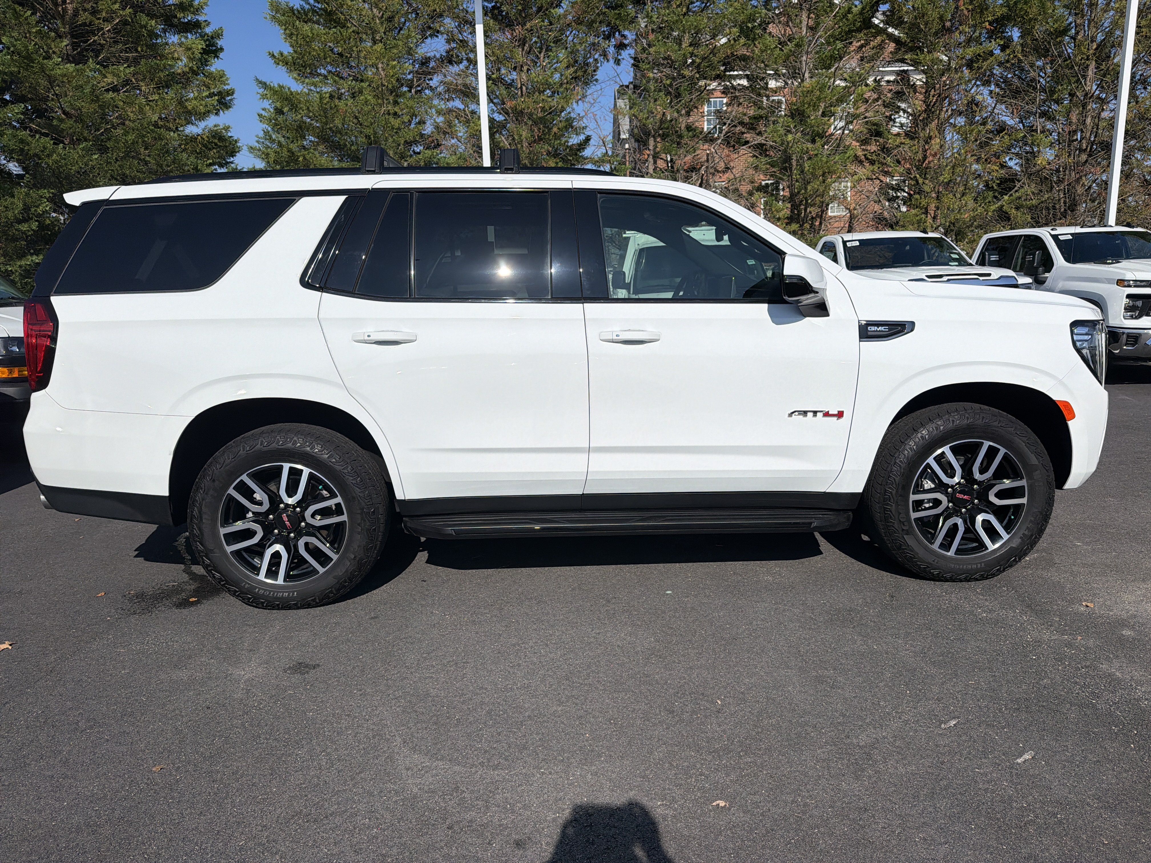 Used 2024 GMC Yukon AT4 AWD/4WD image 11