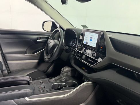 Used 2025 Toyota Highlander XLE FWD image 34