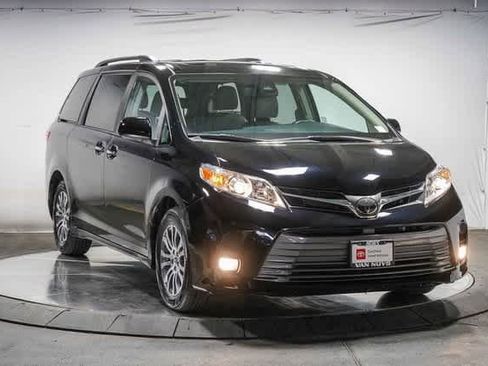 Certified 2019 Toyota Sienna XLE image 5