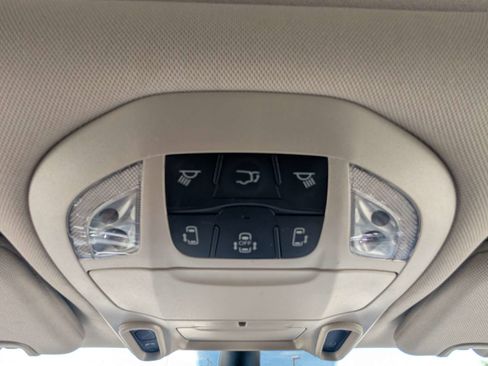 Used 2023 Chrysler Pacifica Limited FWD image 30