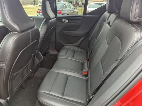 Used 2021 Volvo XC40 T4 Momentum image 16