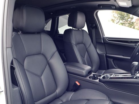 Certified 2025 Porsche Macan AWD/4WD image 24