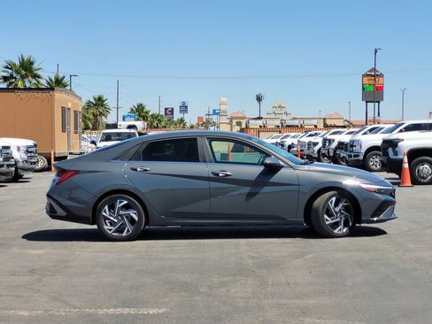 Used 2025 Hyundai Elantra Limited FWD image 3