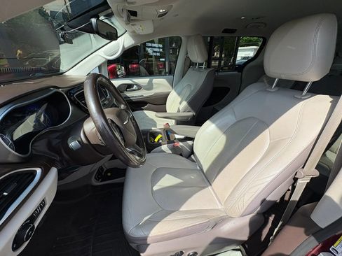 Used 2019 Chrysler Pacifica Touring-L FWD image 12