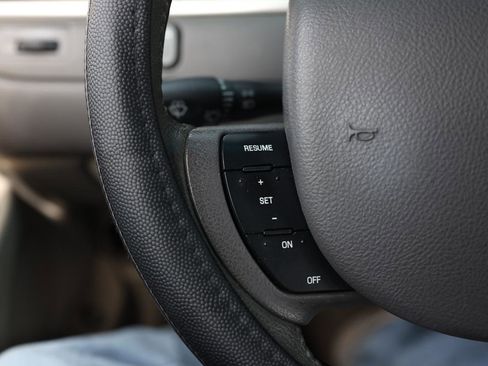 Used 2006 Lincoln Town Car Signature image 25