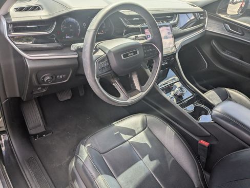 Used 2022 Jeep Grand Cherokee Limited w/ Luxury Tech Group II AWD/4WD image 17