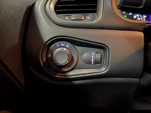 Used 2023 Jeep Renegade Latitude AWD/4WD image 19