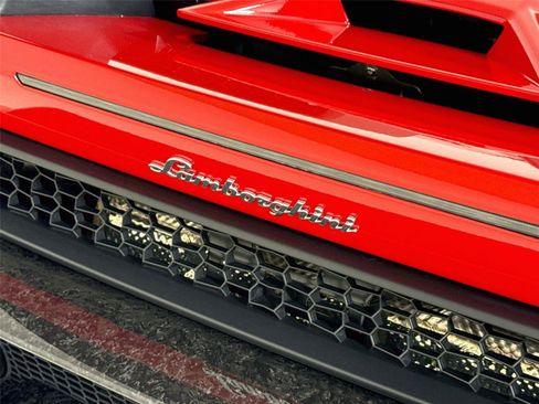 Used 2018 Lamborghini Huracan Performante AWD/4WD image 38
