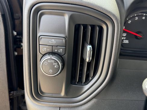 Used 2025 Chevrolet Silverado 1500 Custom image 15