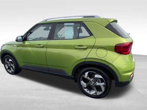 Used 2024 Hyundai Venue SEL FWD image 4